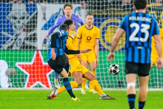 25 02 2026, Atalanta Bergamo vs Borussia Dortmund, UEFA Champions League, Playoffs second leg Goal for 2 0 by Davide Zappacosta Atalanta Bergamo Jobe Bellingham Borussia Dortmund, 7 Regulations prohibit any use of photographs as image sequences and or quasi video Copyright: xBahhoxKarax