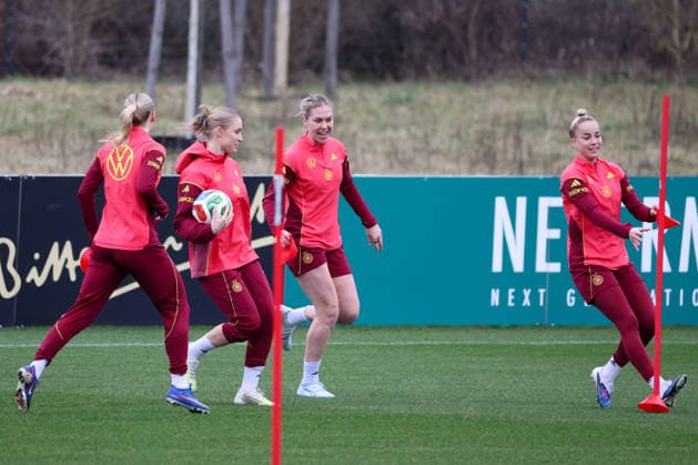 Frankfurt am Main, Germany February 25, 2026 Preparation for the womens World Cup qualifier Germany vs. Slovenia Training In the picture from left Franziska Kett Germany , Jella Veit Germany , Rebecca Knaak Germany and Giulia Gwinn Germany Copyright: HMBxMedia MadeleinexFantini