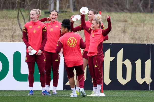 Frankfurt am Main, Germany February 25, 2026 Preparation for the Womens World Cup Qualifier Germany vs Slovenia Training In the picture from left Lea Schüller Schueller Germany , Klara Bühl Buehl Germany , Shekiera Martinez Germany , Jule Brand Germany and Linda Dallmann Germany Copyright: HMBxMedia MadeleinexFantini