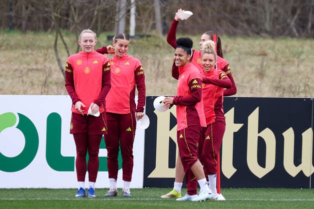 Frankfurt am Main, Germany February 25, 2026 Preparation for the Womens World Cup Qualifier Germany vs Slovenia Training In the picture from left Lea Schüller Schueller Germany , Klara Bühl Buehl Germany , Shekiera Martinez Germany , Linda Dallmann Germany and Jule Brand Germany Copyright: HMBxMedia MadeleinexFantini