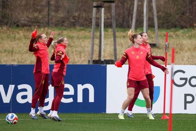 Frankfurt am Main, Germany February 25, 2026 Preparation for the womens World Cup qualifier Germany vs. Slovenia Training In the picture from left Lisanne Gräwe Graewe Germany , Elisa Senß Senss Germany , Sarai Linder Germany and Carlotta Wamser Germany Copyright: HMBxMedia MadeleinexFantini