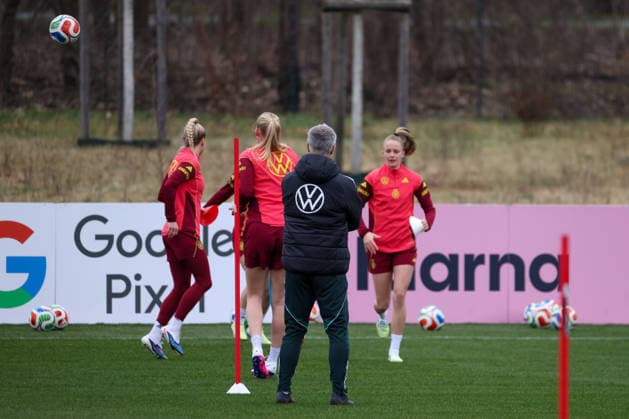 Frankfurt am Main, Germany February 25, 2026 Preparation for the womens World Cup qualifier Germany vs Slovenia Training In the picture national coach Christian Wück Wueck Germany observes the training of the German national womens soccer team in Frankfurt Copyright: HMBxMedia MadeleinexFantini