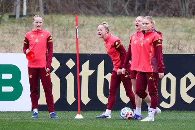 Frankfurt am Main, Germany February 25, 2026 Preparation for the womens World Cup qualifier Germany vs. Slovenia Training In the picture from left Franziska Kett Germany , Giulia Gwinn Germany , Janina Minge Germany and Jella Veit Germany Copyright: HMBxMedia MadeleinexFantini