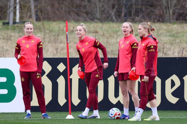 Frankfurt am Main, Germany February 25, 2026 Preparation for the womens World Cup qualifier Germany vs. Slovenia Training In the picture from left Franziska Kett Germany , Giulia Gwinn Germany , Janina Minge Germany and Jella Veit Germany Copyright: HMBxMedia MadeleinexFantini