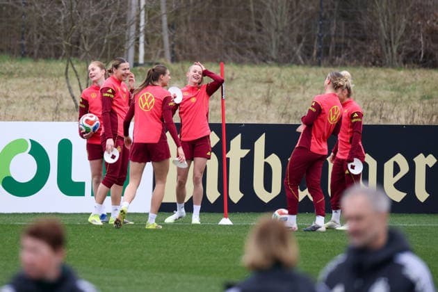 Frankfurt am Main, Germany February 25, 2026 Preparation for the womens World Cup qualifier Germany vs Slovenia Training In the picture from left Sjoeke Nüsken Nuesken Germany , Laura Mühlhaus Muehlhaus Germany , Jule Brand Germany , Vivien Endemann Germany with her teammates Copyright: HMBxMedia MadeleinexFantini
