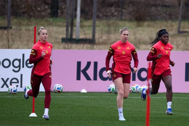 Frankfurt am Main, Germany February 25, 2026 Preparation for the womens World Cup qualifier Germany vs. Slovenia Training In the picture from left Giulia Gwinn Germany , Rebecca Knaak Germany and Nicole Anyomi Germany Copyright: HMBxMedia MadeleinexFantini