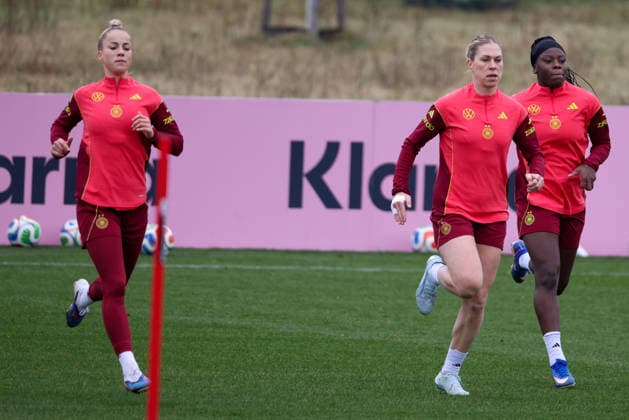 Frankfurt am Main, Germany February 25, 2026 Preparation for the womens World Cup qualifier Germany vs. Slovenia Training In the picture from left Giulia Gwinn Germany , Rebecca Knaak Germany and Nicole Anyomi Germany Copyright: HMBxMedia MadeleinexFantini