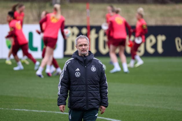 Frankfurt am Main, Germany February 25, 2026 Preparation for the womens World Cup qualifier Germany vs Slovenia Training In the picture national coach Christian Wück Wueck Germany Copyright: HMBxMedia MadeleinexFantini