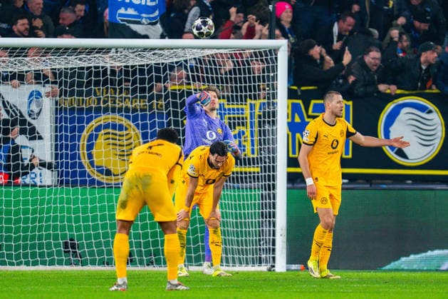 25 02 2026, Atalanta Bergamo vs Borussia Dortmund, UEFA Champions League, Playoffs second leg Goal for 2 0 by Davide Zappacosta Atalanta Bergamo Waldemar Anton Borussia Dortmund, 3 Ramy Bensebaini Borussia Dortmund, 5 Gregor Kobel Borussia Dortmund, 1 Jobe Bellingham Borussia Dortmund, 7 Regulations prohibit any use of photographs as image sequences and or quasi video Copyright: xBahhoxKarax