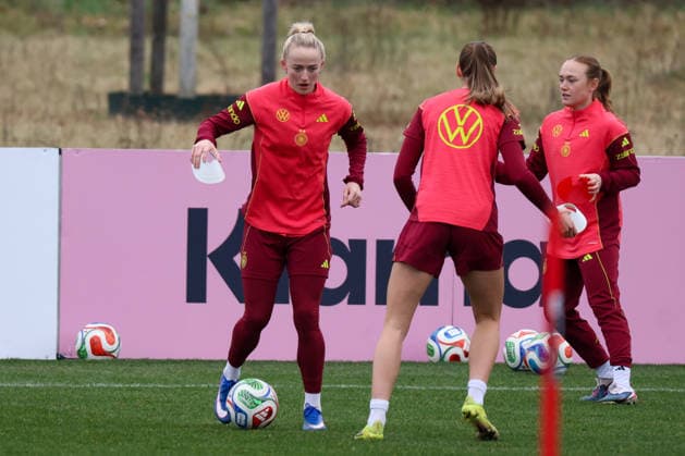 Frankfurt am Main, Germany February 25, 2026 Preparation for the womens World Cup qualifier Germany vs. Slovenia Training In the picture from left Lea Schüller Schueller Germany , Jule Brand Germany and Lisanne Gräwe Graewe Germany Copyright: HMBxMedia MadeleinexFantini
