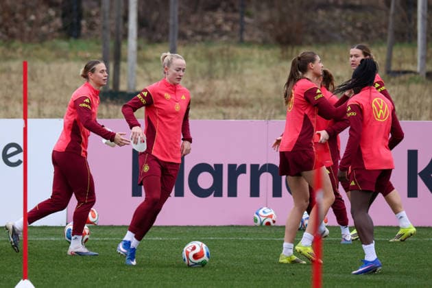 Frankfurt am Main, Germany February 25, 2026 Preparation for the Womens World Cup Qualifier Germany vs Slovenia Training In the picture from left Klara Bühl Buehl Germany , Lea Schüller Schueller Germany , Jule Brand Germany and Nicole Anyomi Germany Copyright: HMBxMedia MadeleinexFantini