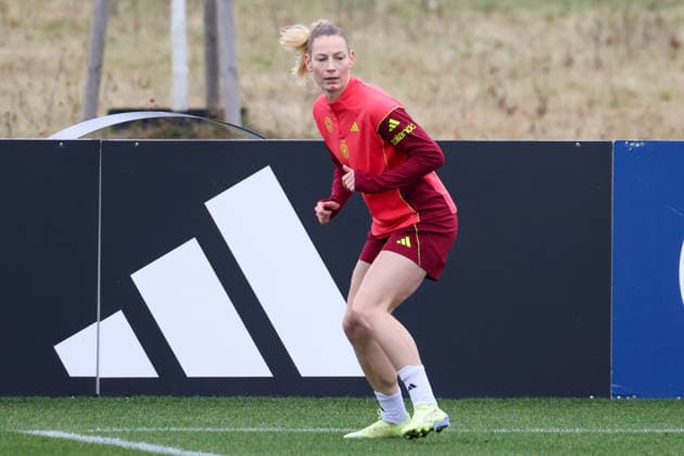 Frankfurt am Main, Germany February 25, 2026 Preparation for the womens World Cup qualifier Germany vs Slovenia Training In the picture Sarai Linder Germany Copyright: HMBxMedia MadeleinexFantini