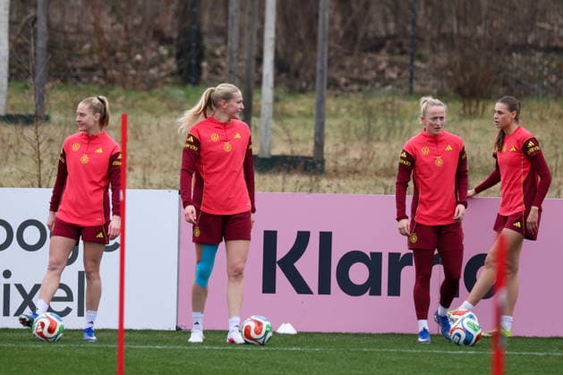 Frankfurt am Main, Germany February 25, 2026 Preparation for the Womens World Cup Qualifier Germany vs Slovenia Training In the picture from left Janina Minge Germany , Camilla Küver Kuever Germany , Lea Schüller Schueller Germany and Jule Brand Germany Copyright: HMBxMedia MadeleinexFantini