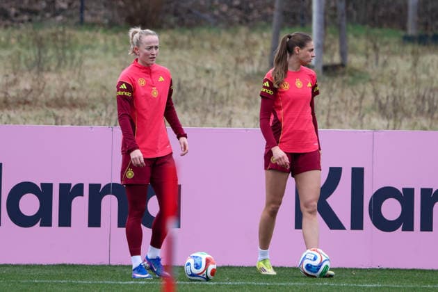 Frankfurt am Main, Germany February 25, 2026 Preparation for the womens World Cup qualifier Germany vs. Slovenia Training In the picture from left Lea Schüller Schueller Germany and Jule Brand Germany Copyright: HMBxMedia MadeleinexFantini