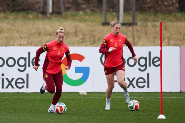 Frankfurt am Main, Germany February 25, 2026 Preparation for the womens World Cup qualifier Germany vs. Slovenia Training In the picture from left Giulia Gwinn Germany and Rebecca Knaak Germany Copyright: HMBxMedia MadeleinexFantini