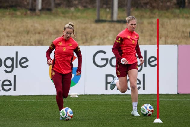 Frankfurt am Main, Germany February 25, 2026 Preparation for the womens World Cup qualifier Germany vs. Slovenia Training In the picture from left Giulia Gwinn Germany and Rebecca Knaak Germany Copyright: HMBxMedia MadeleinexFantini
