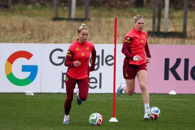 Frankfurt am Main, Germany February 25, 2026 Preparation for the womens World Cup qualifier Germany vs. Slovenia Training In the picture from left Giulia Gwinn Germany and Rebecca Knaak Germany Copyright: HMBxMedia MadeleinexFantini