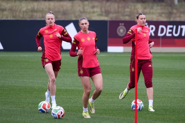 Frankfurt am Main, Germany February 25, 2026 Preparation for the womens World Cup qualifier Germany vs. Slovenia Training In the picture from left Vivien Endemann Germany , Jule Brand Germany and Larissa Mühlhaus Muehlhaus Germany Copyright: HMBxMedia MadeleinexFantini