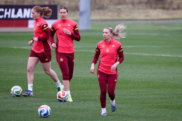 Frankfurt am Main, Germany February 25, 2026 Preparation for the Womens World Cup Qualifier Germany vs Slovenia Training In the picture from left Sjoeke Nüsken Nuesken Germany , Laura Mühlhaus Muehlhaus Germany and Elisa Senß Senss Germany Copyright: HMBxMedia MadeleinexFantini
