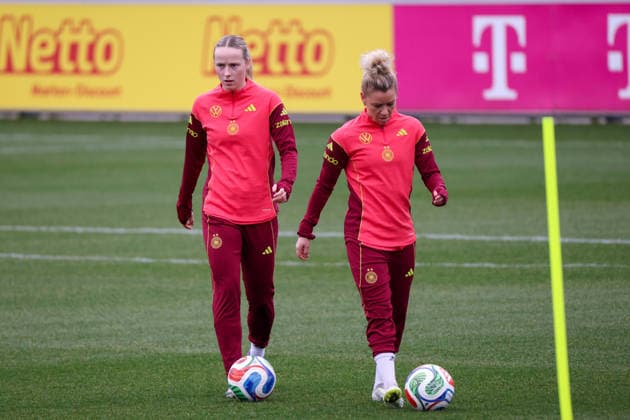 Frankfurt am Main, Germany February 25, 2026 Preparation for the womens World Cup qualifier Germany vs. Slovenia Training In the picture from left Franziska Kett Germany and Linda Dallmann Germany Copyright: HMBxMedia MadeleinexFantini