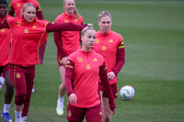 Frankfurt am Main, Germany February 25, 2026 Preparation for the womens World Cup qualifier Germany vs Slovenia Training In the picture Giulia Gwinn Germany with her teammates Copyright: HMBxMedia MadeleinexFantini