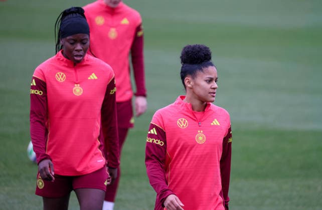 Frankfurt am Main, Germany February 25, 2026 Preparation for the womens World Cup qualifier Germany vs. Slovenia Training In the picture from left Nicole Anyomi Germany and Shekiera Martinez Germany Copyright: HMBxMedia MadeleinexFantini
