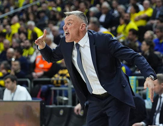 Fenerbahce Beko v Partizan - EuroLeague ISTANBUL, TURKIYE - FEBRUARY 25: Head Coach of Fenerbahce Sarunas Jasikevicius gives tactics during EuroLeague week 29 basketball match between Fenerbahce Beko and Partizan at Ulker Sports and Event Hall in Istanbul, Turkiye on February 25, 2026. Esra Bilgin Anadolu Istanbul Turkey. Editorial use only. Please get in touch for any other usage.  Copyright: x2026xAnadoluxEsraxBilginx