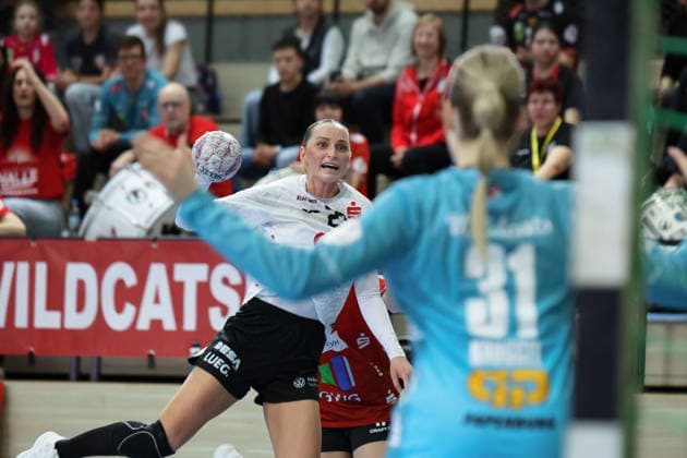 Silje Brons Petersen Zwickau, 23 , Goalkeeper Sofie Kruggel Halle, 31 , SV Union Halle Neustadt vs BSV Sachsen Zwickau, Alsco Handball Bundesliga Women, Season 2025 26, 18 Matchday, 25 02 2026 Halle SWH Arena Sachsen Anhalt Germany