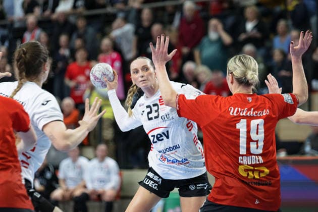 Silje Brons Petersen Zwickau, 23 , Lea Gruber Halle, 19 , SV Union Halle Neustadt vs BSV Sachsen Zwickau, Alsco Handball Bundesliga Frauen, Saison 2025 26, 18 Spieltag, 25 02 2026 Halle SWH Arena Sachsen Anhalt Germany
