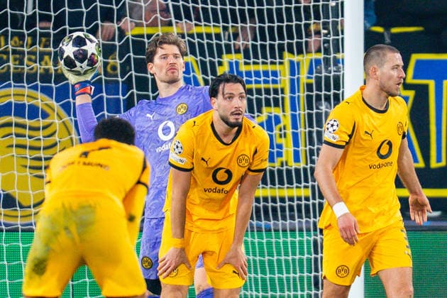 25 02 2026, Atalanta Bergamo vs Borussia Dortmund, UEFA Champions League, Playoffs second leg Goal for 2 0 by Davide Zappacosta Atalanta Bergamo Waldemar Anton Borussia Dortmund, 3 Ramy Bensebaini Borussia Dortmund, 5 Gregor Kobel Borussia Dortmund, 1 Jobe Bellingham Borussia Dortmund, 7 Regulations prohibit any use of photographs as image sequences and or quasi video Copyright: xBahhoxKarax