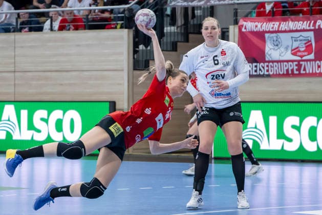 Handball Bundesliga Women,HBF, Season 2025 2026 SV Union Halle Neustadt vs BSV Sachsen Zwickau Halle, Germany February 25, 2026 In the picture from left Madeleine Östlund Oestlund Halle and Laura Szabo Zwickau Halle Saale SWH Arena Sachsen Anhalt Germany