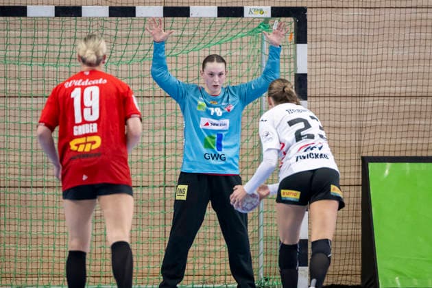 Handball Bundesliga Women,HBF, Season 2025 2026 SV Union Halle Neustadt vs BSV Sachsen Zwickau Halle, Germany February 25, 2026 In the picture from left Lea Gruber Halle , Goalkeeper Nicola Czaja Halle and Silja Broens Petersen Zwickau Halle Saale SWH Arena Sachsen Anhalt Germany