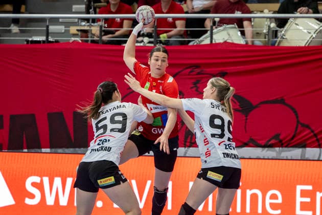 Handball Bundesliga Women,HBF, Season 2025 2026 SV Union Halle Neustadt vs BSV Sachsen Zwickau Halle, Germany February 25, 2026 In the picture from left in duel Kaho Nakayama Zwickau , Lynn Molenaar Halle and Rome Steverink Zwickau Halle Saale SWH Arena Sachsen Anhalt Germany