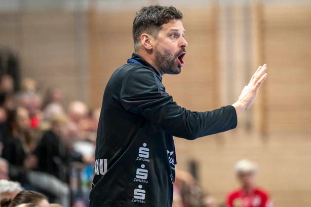 Handball Bundesliga Women,HBF, Season 2025 2026 SV Union Halle Neustadt vs BSV Sachsen Zwickau Halle, Germany February 25, 2026 In the picture Coach Norman Rentsch Zwickau Halle Saale SWH Arena Sachsen Anhalt Germany