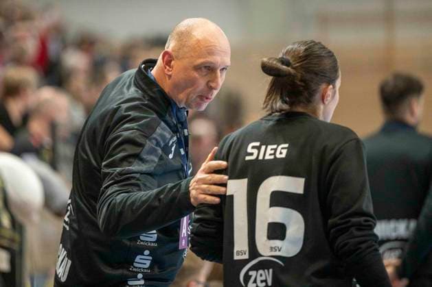 Handball Bundesliga Women,HBF, Season 2025 2026 SV Union Halle Neustadt vs BSV Sachsen Zwickau Halle, Germany February 25, 2026 In the picture from left goalkeeper coach Thomas Mueller Zwickau and goalkeeper Thara Sieg Zwickau Halle Saale SWH Arena Sachsen Anhalt Germany
