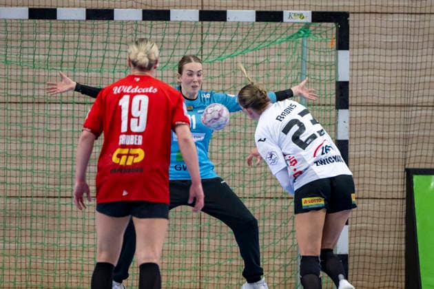 Handball Bundesliga Women,HBF, Season 2025 2026 SV Union Halle Neustadt vs BSV Sachsen Zwickau Halle, Germany February 25, 2026 In the picture from left Lea Gruber Halle , Goalkeeper Sofie Kruggel Halle and Silja Broens Petersen Zwickau Halle Saale SWH Arena Sachsen Anhalt Germany