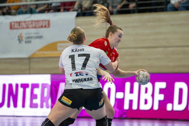 Handball Bundesliga Women,HBF, Season 2025 2026 SV Union Halle Neustadt vs BSV Sachsen Zwickau Halle, Germany February 25, 2026 In the picture from left in duel Charlotte Kähr Kaehr Zwickau and Cara Reuthal Halle Halle Saale SWH Arena Sachsen Anhalt Germany
