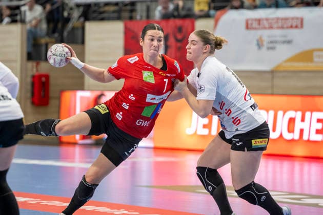 Handball Bundesliga Women,HBF, Season 2025 2026 SV Union Halle Neustadt vs BSV Sachsen Zwickau Halle, Germany February 25, 2026 In the picture from left in duel Lynn Molenaar Halle and Charlotte Kähr Kaehr Zwickau Halle Saale SWH Arena Sachsen Anhalt Germany