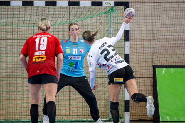 Handball Bundesliga Women,HBF, Season 2025 2026 SV Union Halle Neustadt vs BSV Sachsen Zwickau Halle, Germany February 25, 2026 In the picture from left Lea Gruber Halle , Goalkeeper Sofie Kruggel Halle and Silja Broens Petersen Zwickau Halle Saale SWH Arena Sachsen Anhalt Germany