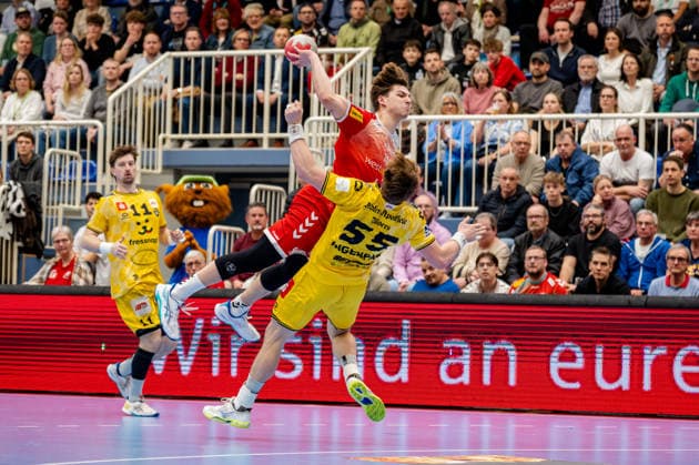 Essen, 25 02 2026, Handball, Men, 2 Bundesliga, 21 Matchday, 2025 2026 TuSEM Essen HSG Krefeld Niederrhein Felix Göttler TUSEM Essen, 4 makes an offensive foul against Niklas Ingenpaß HSG Krefeld Niederrhein, 55 Essen Sportpark Am Hallo NRW Germany
