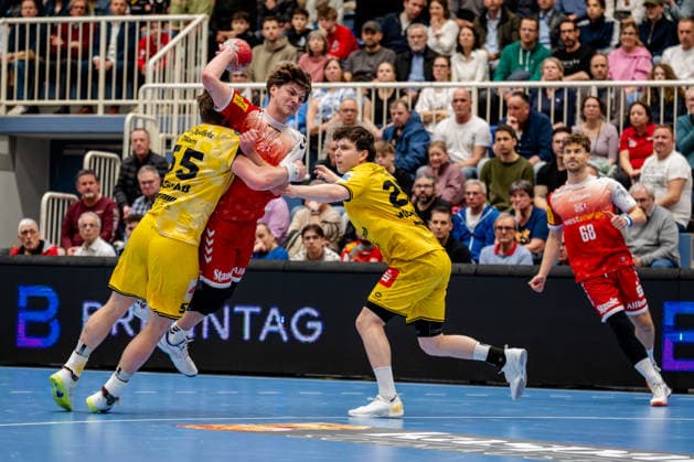Essen, 25 02 2026, Handball, Men, 2 Bundesliga, 21 Matchday, 2025 2026 TuSEM Essen HSG Krefeld Niederrhein Felix Göttler TUSEM Essen, 4 in duel with Niklas Ingenpaß HSG Krefeld Niederrhein, 55, li Essen Sportpark Am Hallo NRW Germany