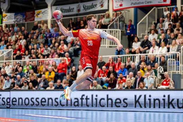 Essen, 25 02 2026, Handball, Men, 2 Bundesliga, 21 Matchday, 2025 2026 TuSEM Essen HSG Krefeld Niederrhein Tom Wolf TUSEM Essen, 26 at goal throw Essen Sportpark Am Hallo NRW Germany