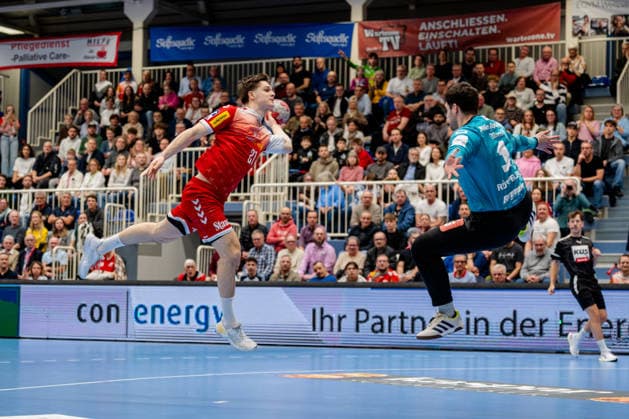 Essen, 25 02 2026, Handball, Men, 2 Bundesliga, 21 Matchday, 2025 2026 TuSEM Essen HSG Krefeld Niederrhein Felix Eißing TUSEM Essen, 21 on goal throw against Finn Rüspeler HSG Krefeld Niederrhein, 1 Essen Sportpark Am Hallo NRW Germany