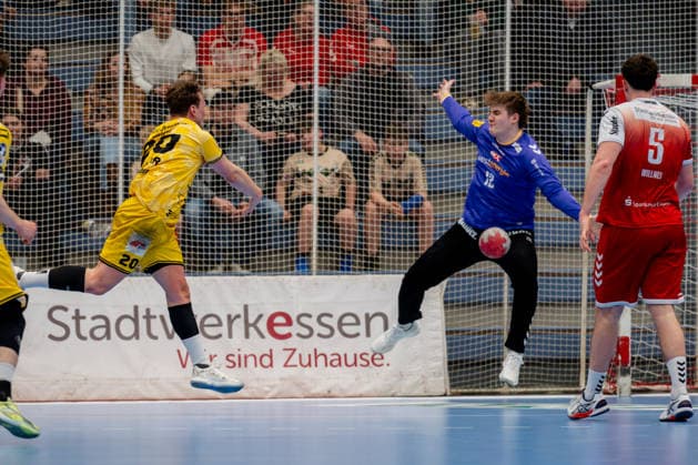 Essen, 25 02 2026, Handball, Men, 2 Bundesliga, 21 Matchday, 2025 2026 TuSEM Essen HSG Krefeld Niederrhein Finn Knaack TUSEM Essen, 12 parries the throw from Lukas Siegler HSG Krefeld Niederrhein, 20 Essen Sportpark Am Hallo NRW Germany