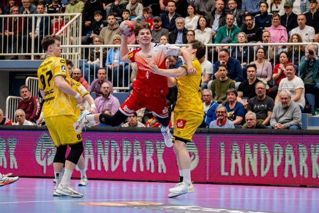 Essen, 25 02 2026, Handball, Men, 2 Bundesliga, 21 Matchday, 2025 2026 TuSEM Essen HSG Krefeld Niederrhein Felix Göttler TUSEM Essen, 4 at goal throw Essen Sportpark Am Hallo NRW Germany
