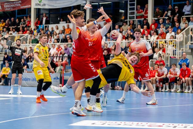 Essen, 25 02 2026, Handball, Men, 2 Bundesliga, 21 Matchday, 2025 2026 TuSEM Essen HSG Krefeld Niederrhein Niklas Ingenpaß HSG Krefeld Niederrhein, 55 on goal throw from the circle under pressure Essen Sportpark Am Hallo NRW Germany
