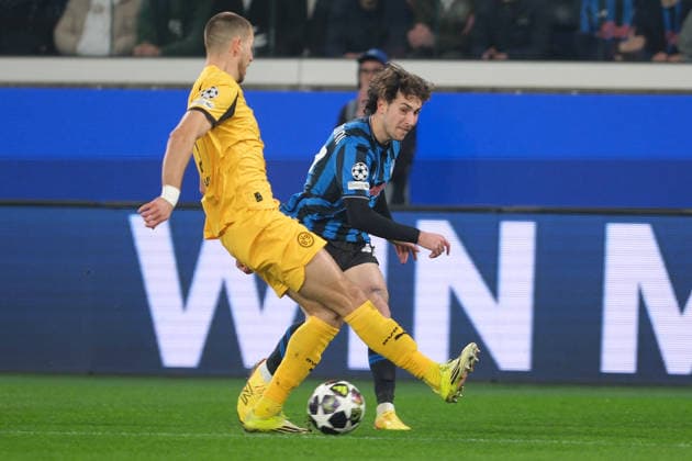 Atalanta BC v Borussia Dortmund - UEFA Champions League 2025 26 League Knockout Play-off Second Leg Lorenzo Bernasconi of Atalanta BC 1907 carries the ball during the UEFA Champions League 2025 2026, Playoff Phase MD2 football match between Atalanta BC and Borussia Dortmund at New Balance Arena in Bergamo, Italy, on February 25, 2026. Bergamo Italy Italy  Copyright: xRobertoxTommasinix originalFilename:tommasini-atalanta260225_npYFa.jpg