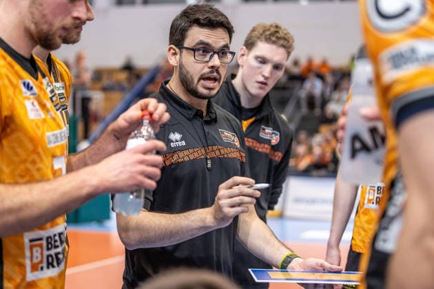 Volleyball, Männer: BR Volleys - VC Olympia Berlin, Bundesliga, 23. Spieltag im Sportforum Berlin. Trainer Alexandre Leal (BR Volleys) bespricht sich mit seiner Mannschaft. BR Volleys - VC Olympia Berlin, *** Volleyball, Men BR Volleys VC Olympia Berlin, Bundesliga, 23 Matchday at Sportforum Berlin Coach Alexandre Leal BR Volleys discusses with his team BR Volleys VC Olympia Berlin,