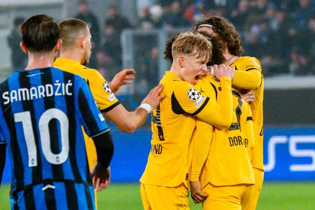 25 02 2026, Atalanta Bergamo vs Borussia Dortmund, UEFA Champions League, Playoffs second leg Goal for 3 1 by Karim Adeyemi Borussia Dortmund, 27 Celebration with Daniel Svensson Borussia Dortmund, 24 Regulations prohibit any use of photographs as image sequences and or quasi video Copyright: xBahhoxKarax