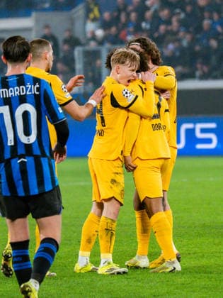 25 02 2026, Atalanta Bergamo vs Borussia Dortmund, UEFA Champions League, Playoffs second leg Goal for 3 1 by Karim Adeyemi Borussia Dortmund, 27 Celebration with Daniel Svensson Borussia Dortmund, 24 Regulations prohibit any use of photographs as image sequences and or quasi video Copyright: xBahhoxKarax